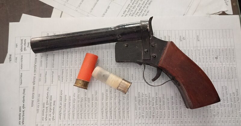  একটি পিস্তল ও একটি গুলি উদ্ধার 