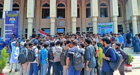 প্রশাসনিক ভবনে তালা ঝুলিয়ে দিয়েছেন আইআইইউসি শিক্ষার্থীরা কমপ্লিট শাটডাউ