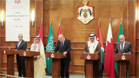 কাতারের পাশে আরব বিশ্ব