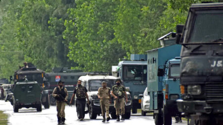 কাশ্মীরে বন্দুকযুদ্ধ