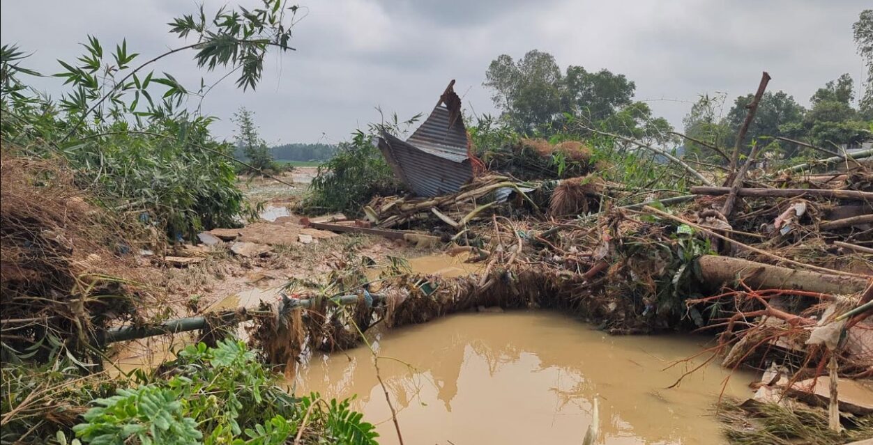 শেরপুরে পাহাড়ি ঢলে ভেসে গেল ঘরবাড়ি, ২ শিশুর মরদেহ উদ্ধার ঘরবাড়ি