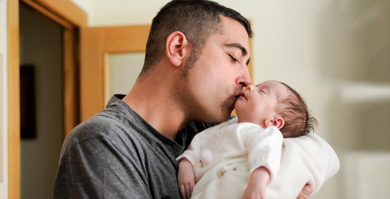 শিশুকে চুমু খাওয়া কতটা বিপজ্জনক? জানুন স্বাস্থ্যঝুঁকি ও সতর্কতা চুমু