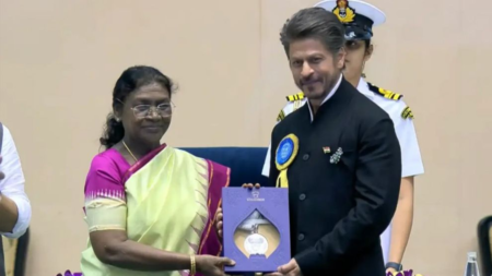 জাতীয় পুরস্কার গ্রহণ করলেন শাহরুখ খান জাতীয় পুরস্কার