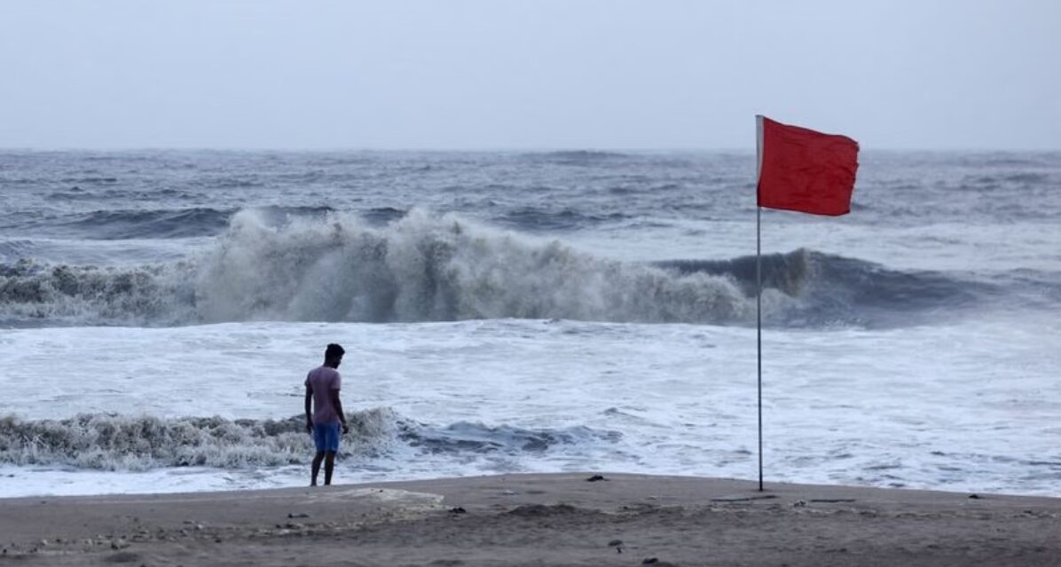 ঝড়ের আভাস