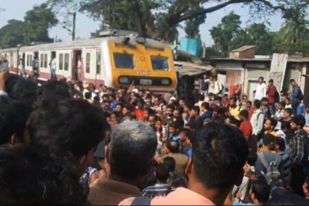 ভাঙ্গায় ট্রেন আটকে দিল অবরোধকারীরা ট্রেন ও মহাসড়ক অবরোধ