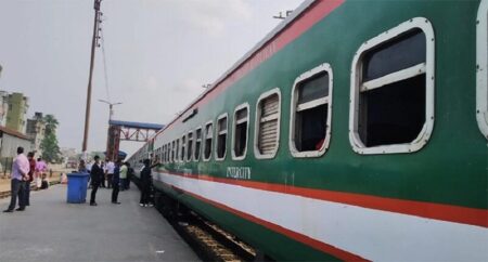 ট্রেন চলাচল