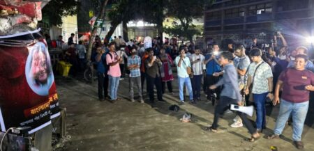 টিএসসি চত্বরে শেখ হাসিনার ছবিতে ডিম নিক্ষেপ ডিম নিক্ষেপ