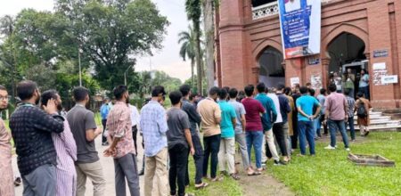 উৎসাহ-উদ্দীপনা নিয়ে ডাকসু নির্বাচনের ভোটের লাইনে শিক্ষার্থীরা নির্বাচন