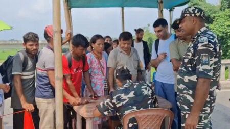 নেপালে খাবারের খোঁজে ভারতের সীমান্তে ভিড়