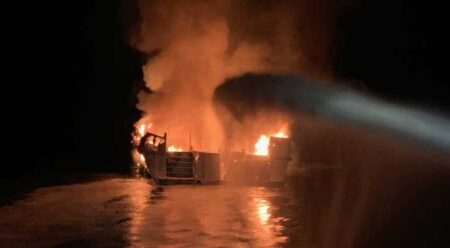 নৌকায় আগুন