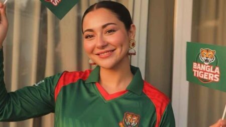 বাংলাদেশ দলের জার্সি পরে হানিয়া আমির
