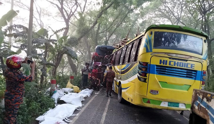 বাসের মুখোমুখি সংঘর্ষ