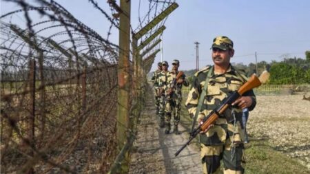 ভারতে আটক ১৫ বাংলাদেশিকে সাতক্ষীরায় হস্তান্তর করেছে বিএসএফ বিজিবির কাছে হস্তান্তর