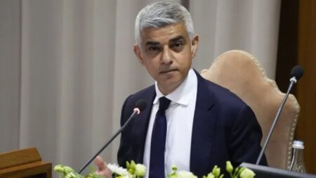 ট্রাম্প বিভাজনমূলক রাজনীতিকে উসকে দিয়েছেন : সাদিক খান বিভাজনমূলক রাজনীতিকে উসকে দিয়েছেন ট্রাম্প