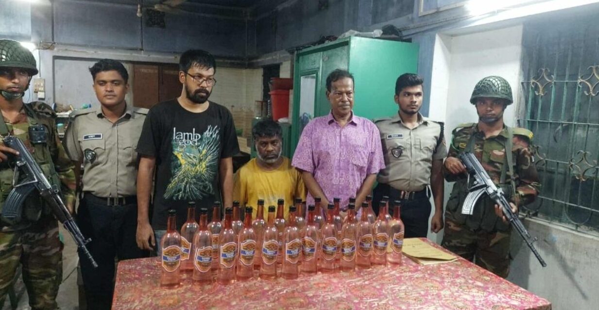 লক্ষ্মীপুরে ওষুধের দোকানে মদ বিক্রি, আটক ৩ মদ বিক্রি