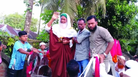 ২৫ বছর ইমামতির পর শরীয়তপুরে রাজকীয় বিদায় পেলেন মাওলানা আব্দুছ ছালাম আজাদ