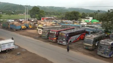 খাগড়াছড়িতে অনির্দিষ্ট কালের জন্য সড়ক অবরোধ চলছে সড়ক অবরোধ