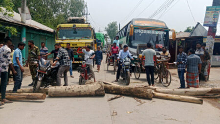 সড়ক ও রেলপথ অবরোধ