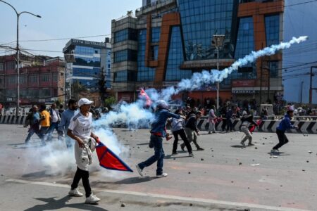 নেপালে জেন জি বিদ্রোহে সরকার নত, সমাজমাধ্যমের নিষেধাজ্ঞা প্রত্যাহার ‘জেন জ়ি’ বিক্ষোভ