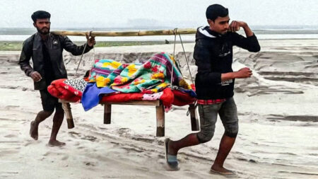 অসুস্থ মাকে