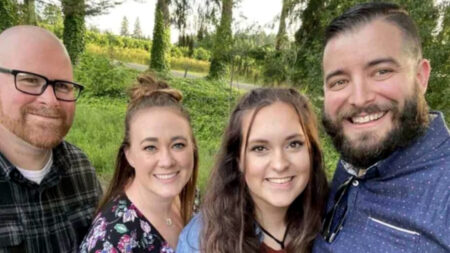 এক সাথে দুই দম্পতির বসবাস, কোন সন্তানের বাবা কে কেউ জানেন না দুই দম্পতির বসবাস