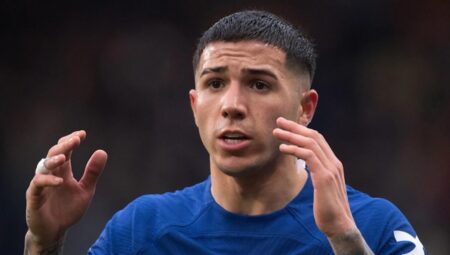 Enzo Fernandez Injury Update: Chelsea Star Returns to Training Ahead of Ajax Clash Enzo Fernandez Chelsea injury news, Chelsea vs Ajax lineup, Enzo Maresca press conference, Chelsea training update, Fernandez knee inflammation recovery