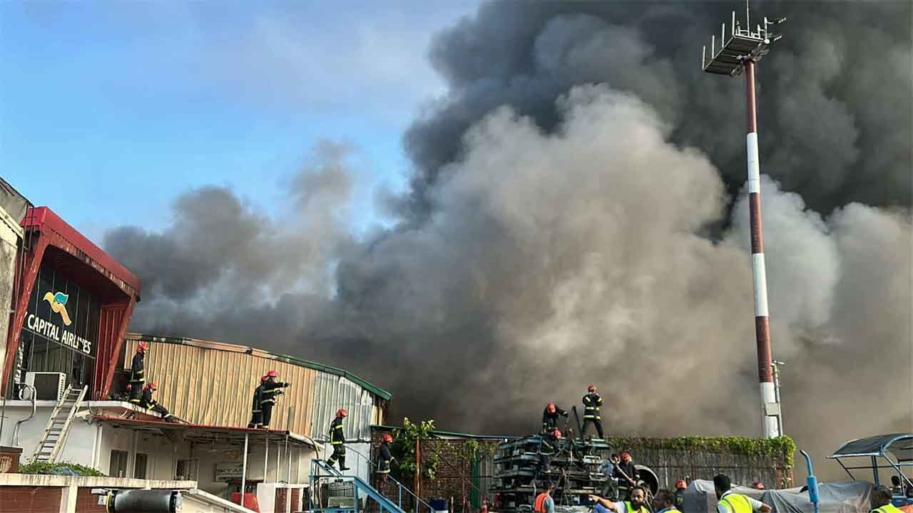 বিমানবন্দরের কার্গো ভিলেজে ভয়াবহ অগ্নিকাণ্ডের