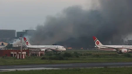 বিমানবন্দরে বিমান চলাচল