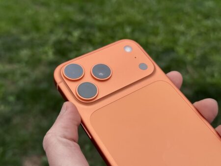 গ্যালাক্সি এস২৬ আল্ট্রা-এ উজ্জ্বল কমলা, আইফোন ১৭ প্রো-এ বিতর্কিত রঙ Galaxy S26 Ultra Orange