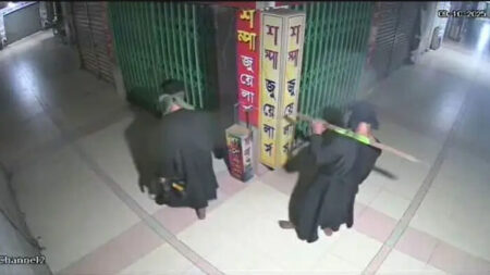 শপিংমলে বোরকা পরে ঢুকে দোকানের তালা কেটে ৫০০ ভরি স্বর্ণ চুরি Gold