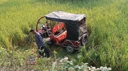 লালমনিরহাটে অটোরিক্সা নিয়ন্ত্রণ হারিয়ে প্রাণ গেল ২ জনের অটোরিক্সা