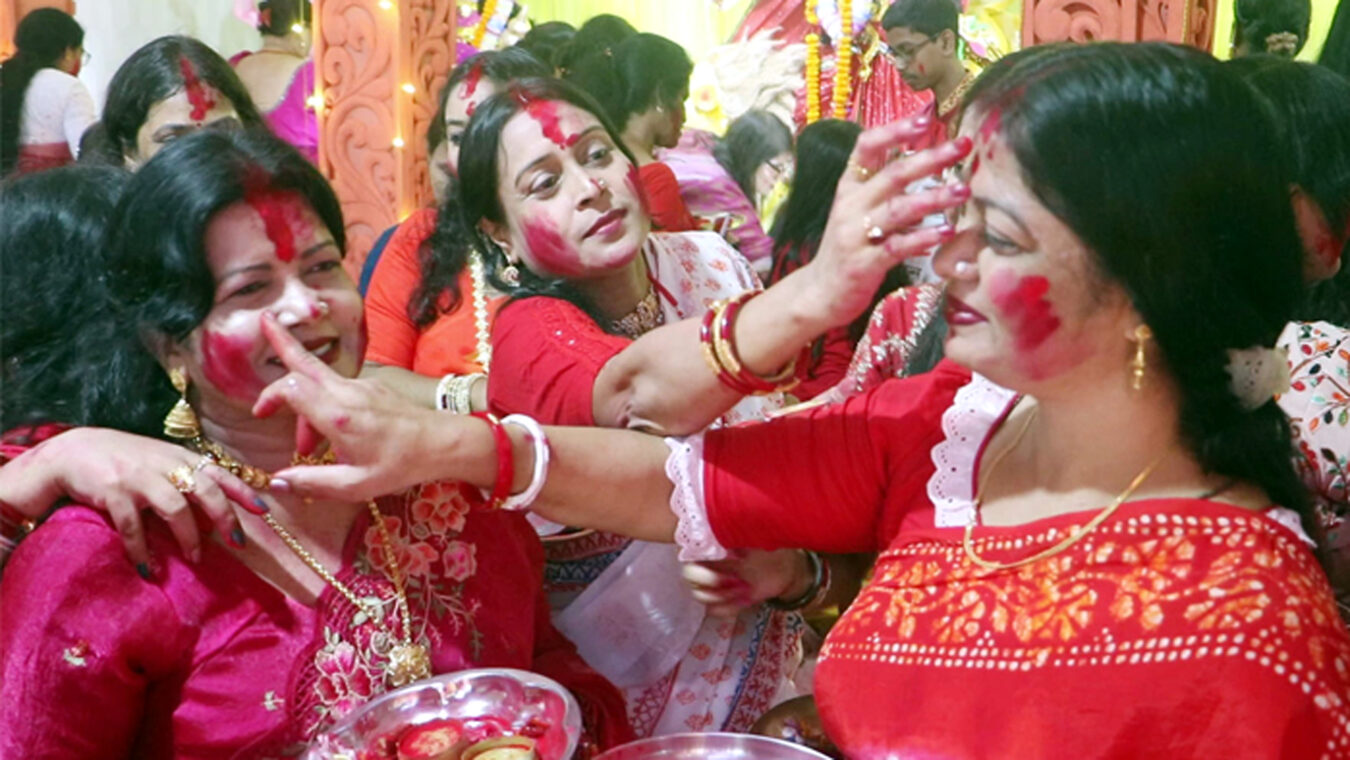দুর্গা উৎসবে সিঁদুর খেলা