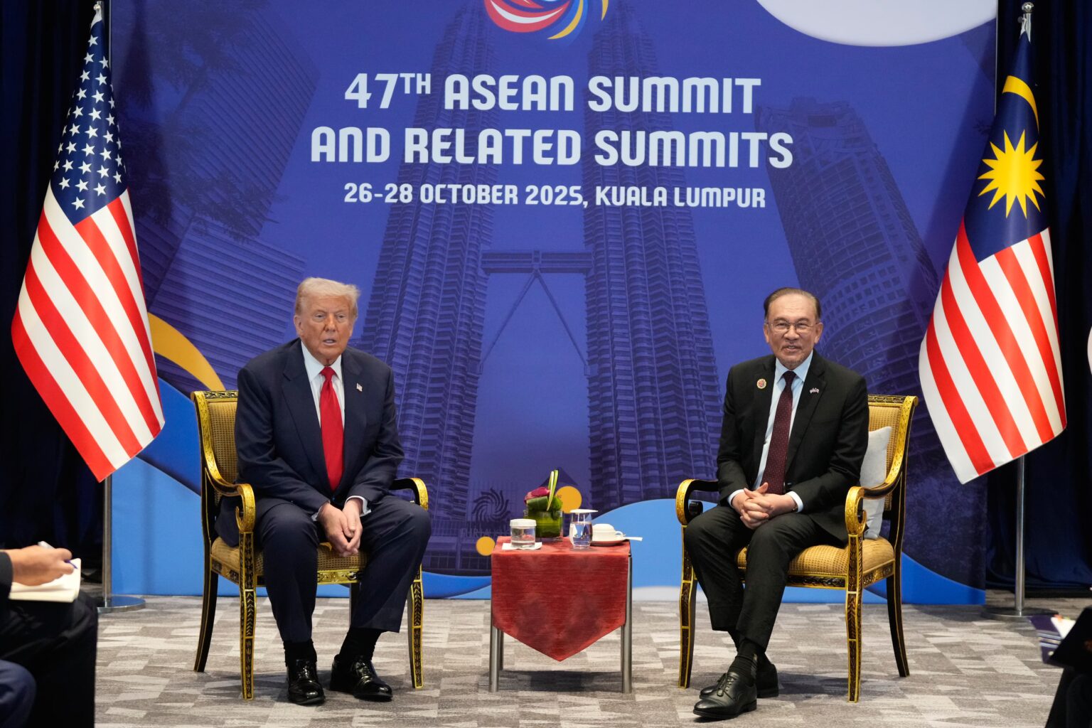 Trumps severely swollen ankles spotted at Kuala Lumpur summit, reigniting health fears
