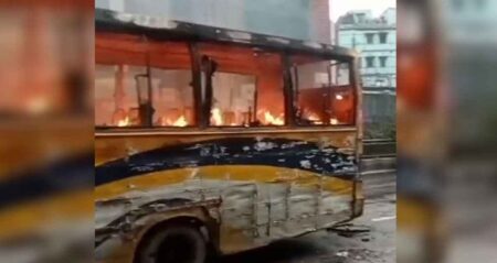 মিরপুরে হঠাৎ গুলি ছুড়ে আতঙ্ক তৈরি, বাসে আগুন বাসে আগুন