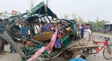 জামালপুরে কাভার্ড ভ্যানের চাপায় প্রাণ গেল ৪ জনের জামালপুরে কাভার্ড