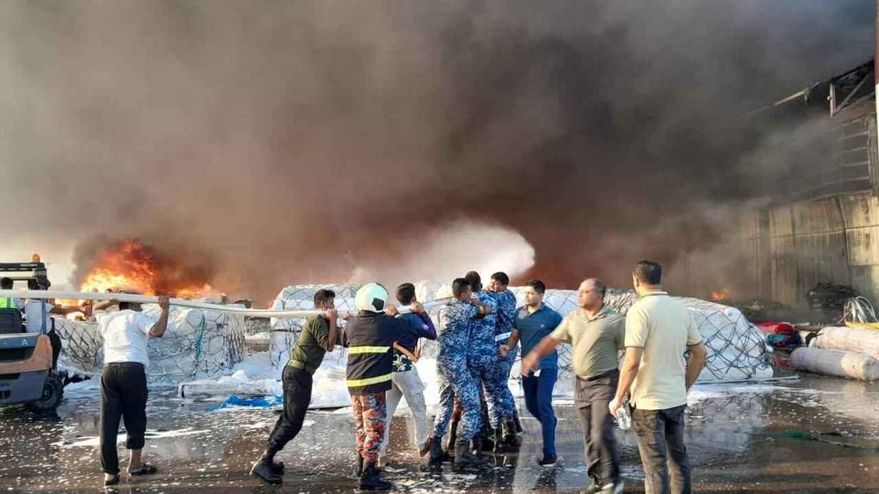 কার্গো জাহাজে লাগা আগুন