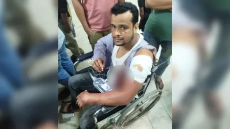 পুলিশ কনস্টেবলকে ছুরিকাঘাত