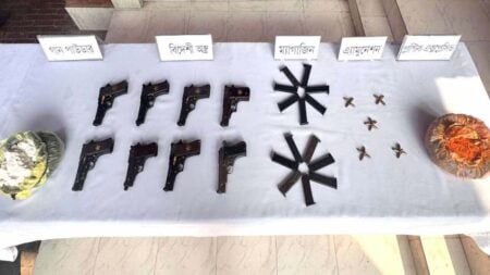 রেলওয়ে স্টেশনে বাংলাদেশ সেনাবাহিনীর অভিযান