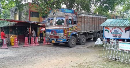 ৬ দিন বন্ধ থাকার পর হিলি স্থলবন্দর দিয়ে আমদানি-রপ্তানি শুরু হিলি স্থলবন্দর