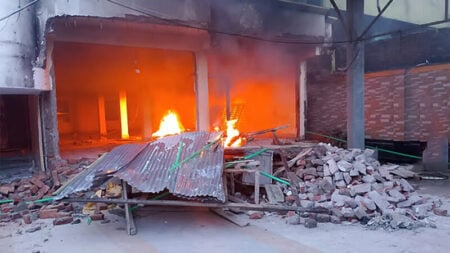 সাবেক এমপি নুর উদ্দিন চৌধুরীর বাড়িতে আবারও আগুন laxim