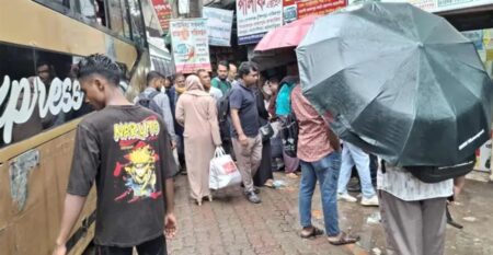 ঢাকা ছাড়ছে মানুষ