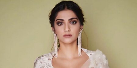 দুর্গা পূজার মধ্যেই সুখবর ছড়িয়ে পড়েছে সোনম কাপুরের সোনম কাপুর