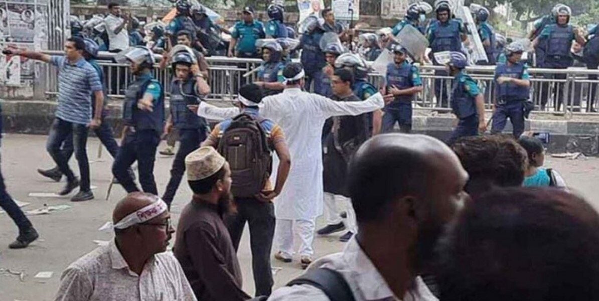 শিক্ষকদের ছত্রভঙ্গ করল পুলিশ