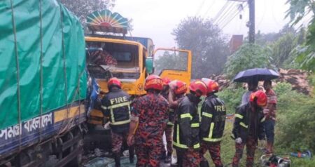 ট্রাকের মুখোমুখি সংঘর্ষ