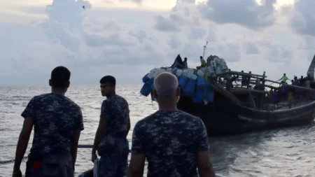 বঙ্গোপসাগরে ভাসতে থাকা ট্রলারসহ ২৬ জেলেকে উদ্ধার করল নৌবাহিনী উদ্ধার করল নৌবাহিনী