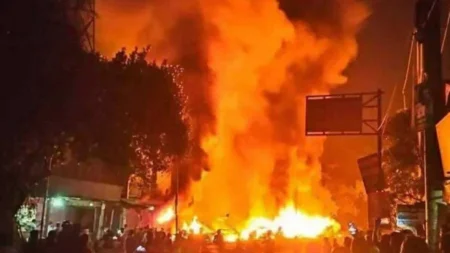 খাগড়াছড়িতে আগুনে পুড়ে ছাই ১৯টি দোকান খাগড়াছড়িতে আগুনে পুড়ে ছাই ১৯টি দোকান