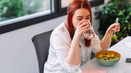 খালি পেটে যেসব খাবার খাবেন