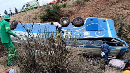 পাহাড়ি পথে ভয়াবহ বাস দুর্ঘটনা, দক্ষিণ আফ্রিকায় কমপক্ষে ৪২ জনের মৃত্যু দক্ষিণ আফ্রিকায় ভয়াবহ বাস দুর্ঘটনা