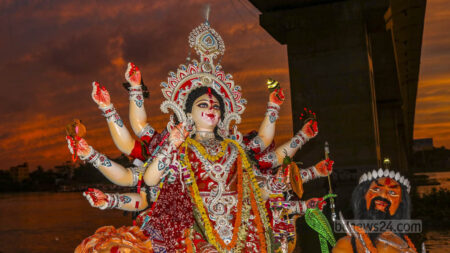 আজ প্রতিমা বিসর্জনের মধ্য দিয়ে দেবী দুর্গার বিদায় দেবী দুর্গার বিদায়