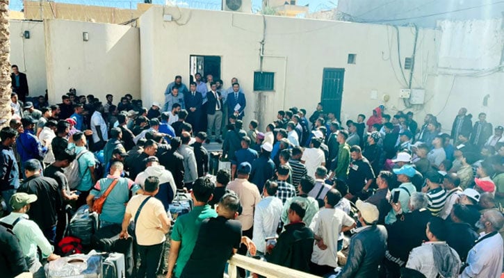 দেশে ফিরছেন